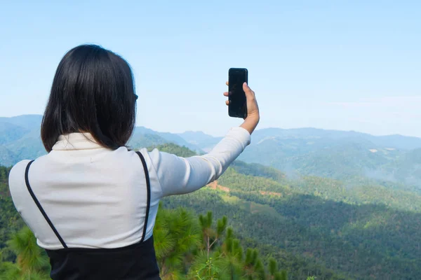 Selfie-Reise einer Asiatin im Urlaub. — Stockfoto