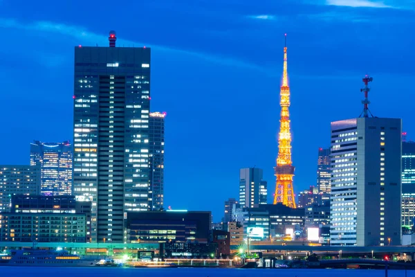 Tokyo toren en bedrijfsgebouw. Rechtenvrije Stockfoto's