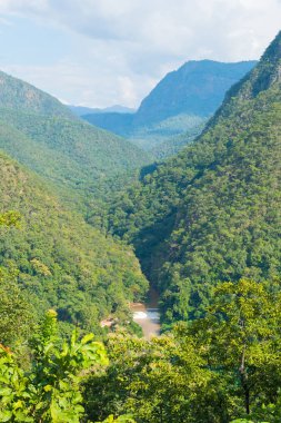 Yaz sezonunda dağ ve gökyüzü. 