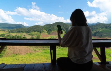 Akıllı telefon kullanan siluet kadın.