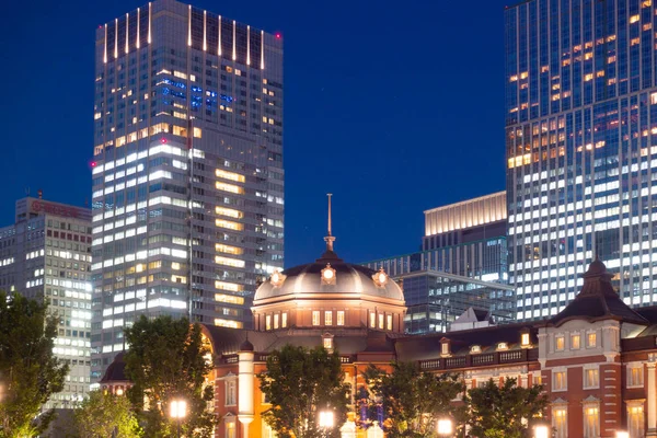 Treinstation Tokyo in Twilight Day. — Stockfoto