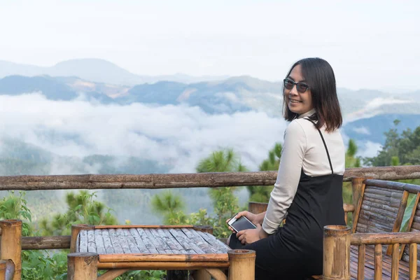 Mulher asiática sorriso e feliz . — Fotografia de Stock