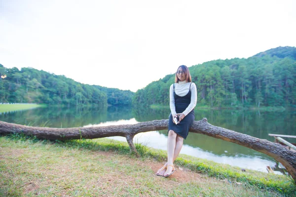 Asiatico donna sorriso e felice — Foto Stock