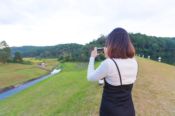 Asiático mulher selfie viagem em férias . — Fotografia de Stock