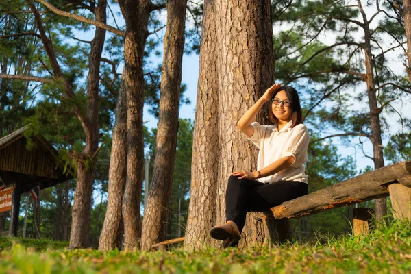 Vrouw zittend op een hout — Stockfoto