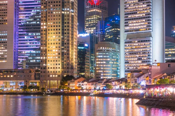 Skyscraper and skyline in Singapore city night. — Stock Photo, Image