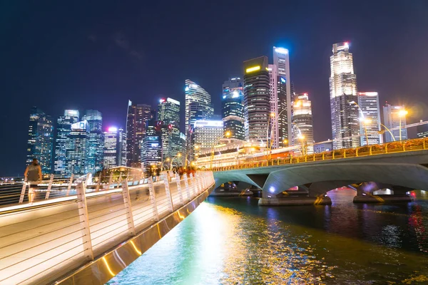 Skyscraper and skyline in Singapore city night. — Stock Photo, Image