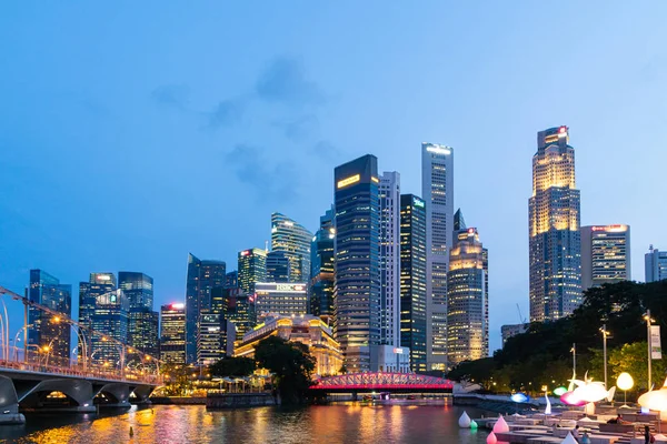 Arranha-céu e horizonte na noite da cidade de Singapura . — Fotografia de Stock