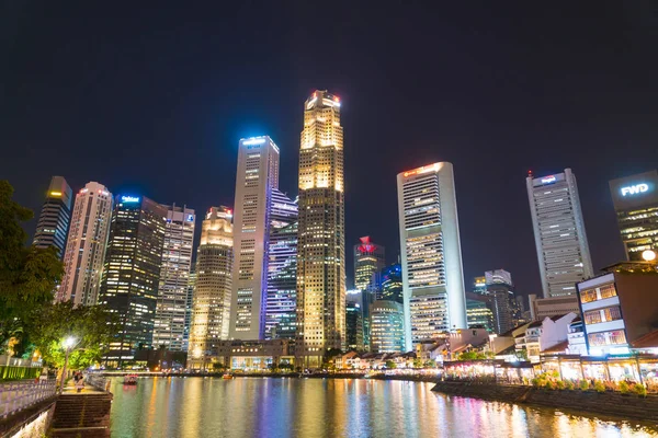 Skyscraper and skyline in Singapore city night. — Stock Photo, Image