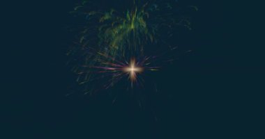 Ekranda renkli havai fişeklerin dansı