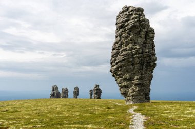 Manpupuner kaya oluşumları. Yıpranmış taş sütunlar. Ural dağlarının ünlü doğa simgesi, Komi Cumhuriyeti, Rusya. Seyahat güzergahı.