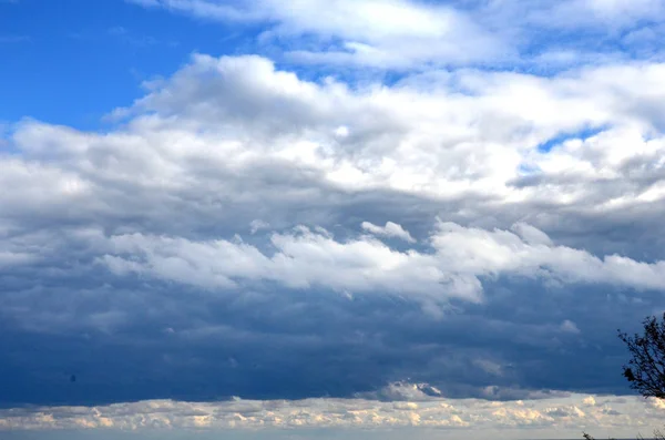 美しい青い空の美しい青い空 澄んだ空 白いふわふわの雲 自然現象美しい青い空 澄んだ空 白いふわふわの雲 自然現象 — ストック写真