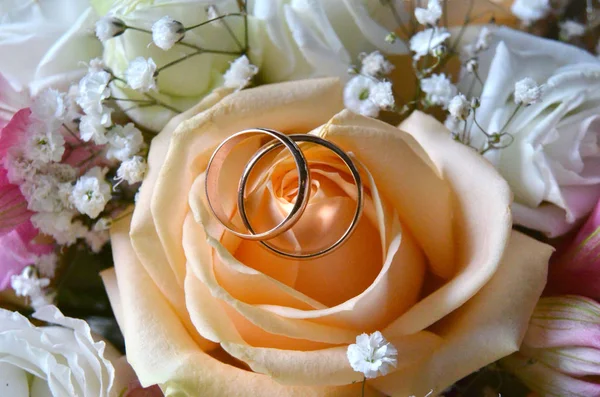 Karangan Bunga Pernikahan Dan Cincin Kawin Boutonnieres Pernikahan — Stok Foto