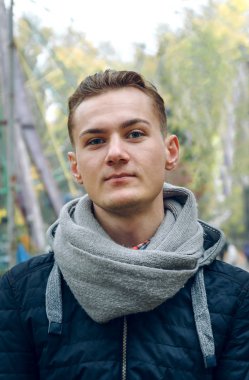 Sevimli genç adam bir sonbahar park