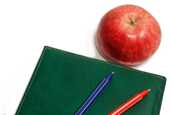 Κόκκινο Μήλο Ημερολόγιο Και Στυλό Που Απομονώνονται Λευκό Φόντο — Φωτογραφία Αρχείου