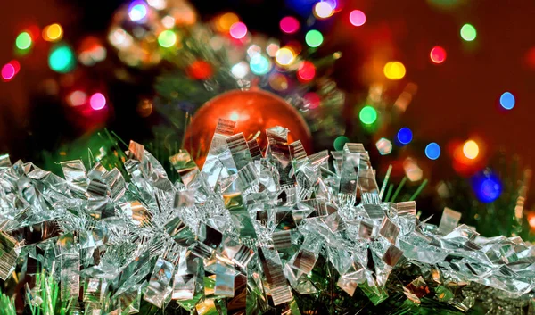 Fond Noël Avec Une Boule Lumineuse Tinsel Argent Lumières Multicolores — Photo