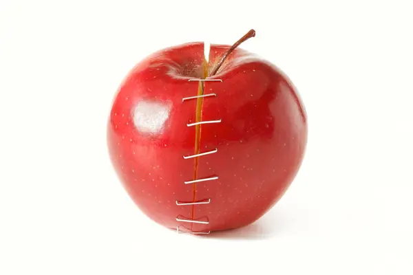 Dos Mitades Manzana Pegadas Con Grapadora Aislada Sobre Fondo Blanco —  Fotos de Stock