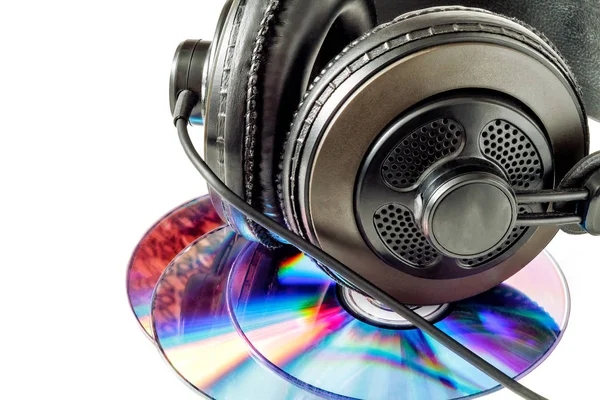 Συμπαγείς Δίσκους Και Ακουστικά Κοντινό Απομονώνονται Λευκό Φόντο — Φωτογραφία Αρχείου