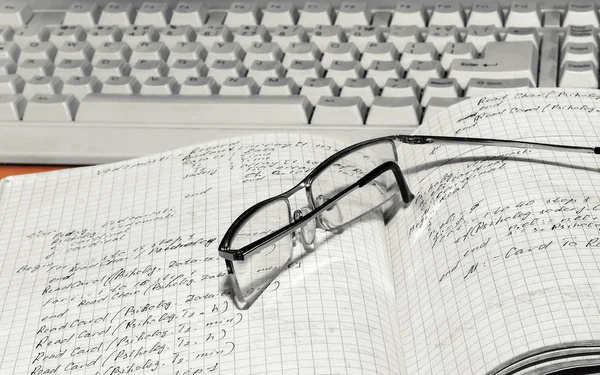 Cahier et lunettes et clavier — Photo