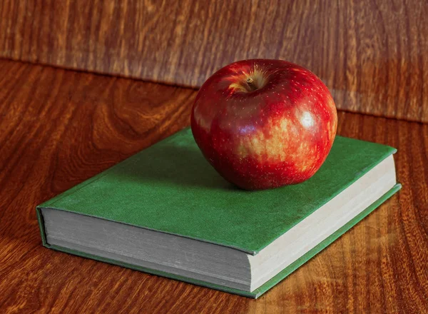 Apple e livro — Fotografia de Stock
