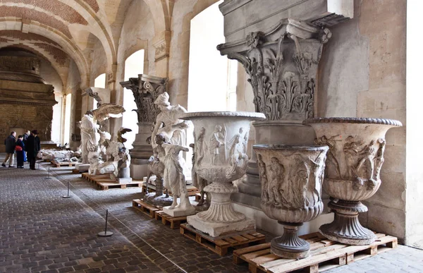Scuola di scultori, restauro di sculture, deposito riparazioni officina — Foto Stock