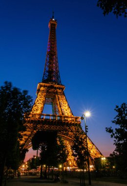 Tour Eiffel yaz gece açık gökyüzüne renkli