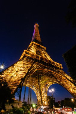 Tour Eiffel yaz gece açık gökyüzüne renkli