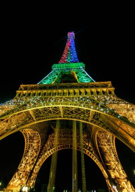 Tour Eiffel yaz gece açık gökyüzüne renkli