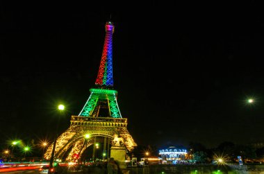 Tour Eiffel yaz gece açık gökyüzüne renkli