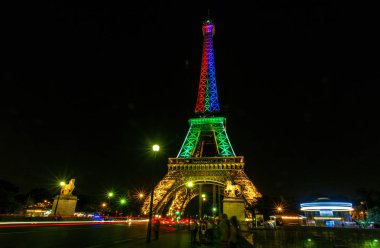 Tour Eiffel yaz gece açık gökyüzüne renkli