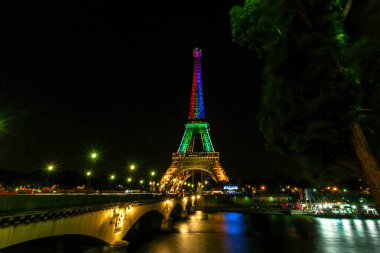 Tour Eiffel yaz gece açık gökyüzüne renkli