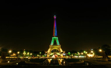Tour Eiffel yaz gece açık gökyüzüne renkli