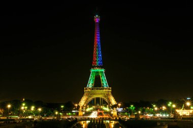 Tour Eiffel yaz gece açık gökyüzüne renkli