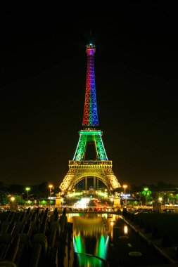 Tour Eiffel yaz gece açık gökyüzüne renkli