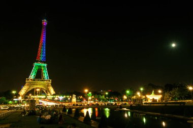 Tour Eiffel yaz gece açık gökyüzüne renkli