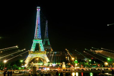 Tour Eiffel yaz gece açık gökyüzüne renkli