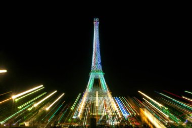 Tour Eiffel yaz gece açık gökyüzüne renkli