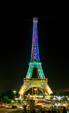 Tour Eiffel yaz gece açık gökyüzüne renkli