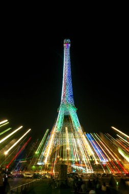 Tour Eiffel yaz gece açık gökyüzüne renkli