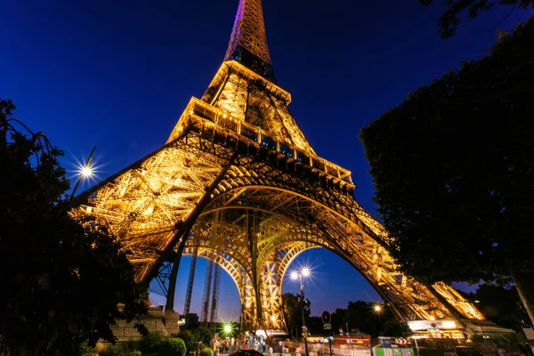 Tour Eiffel Farvet Sommeren Nat Klar Himmel - Stock-foto