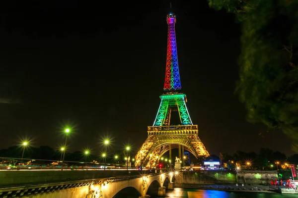 Tour Eiffel Coloré Nuit Été Ciel Dégagé — Photo