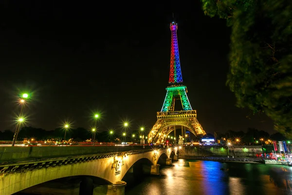 Tour Eiffel yaz gece açık gökyüzüne renkli