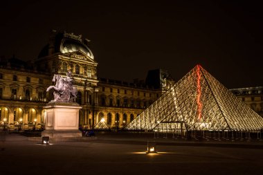 Fransa Paris Müzesi Louvre kırmızı Piramit içinde flash ile yaz gece