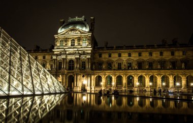 Fransa Paris Müzesi Louvre kırmızı Piramit içinde flash ile yaz gece