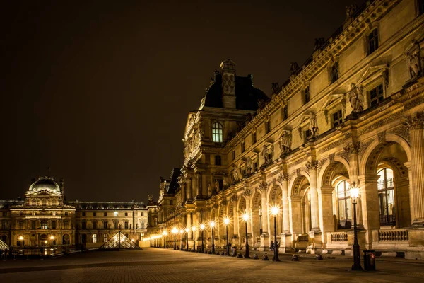 France Paris Museum Louvre Summer Night Red Flash Pyramid — Stock Photo, Image