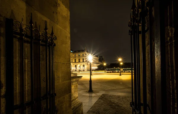 Francia Museo París Louvre Noche Verano Con Flash Rojo Pirámide — Foto de Stock