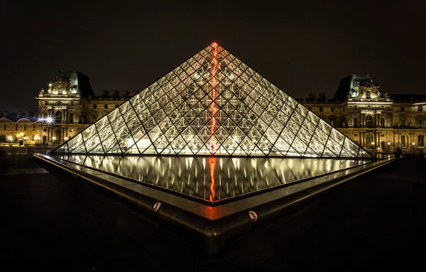 France Paris Museum Louvre Summer Night Red Flash Pyramid — Stock Photo, Image