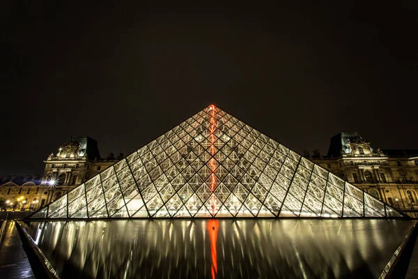 France Paris Museum Louvre Summer Night Red Flash Pyramid — Stock Photo, Image