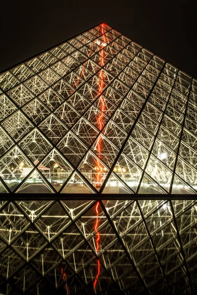 França Paris Museu Louvre Noite Verão Com Flash Vermelho Pirâmide — Fotografia de Stock