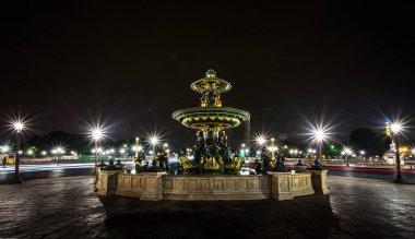 Fransa Paris Müzesi Louvre kırmızı Piramit içinde flash ile yaz gece